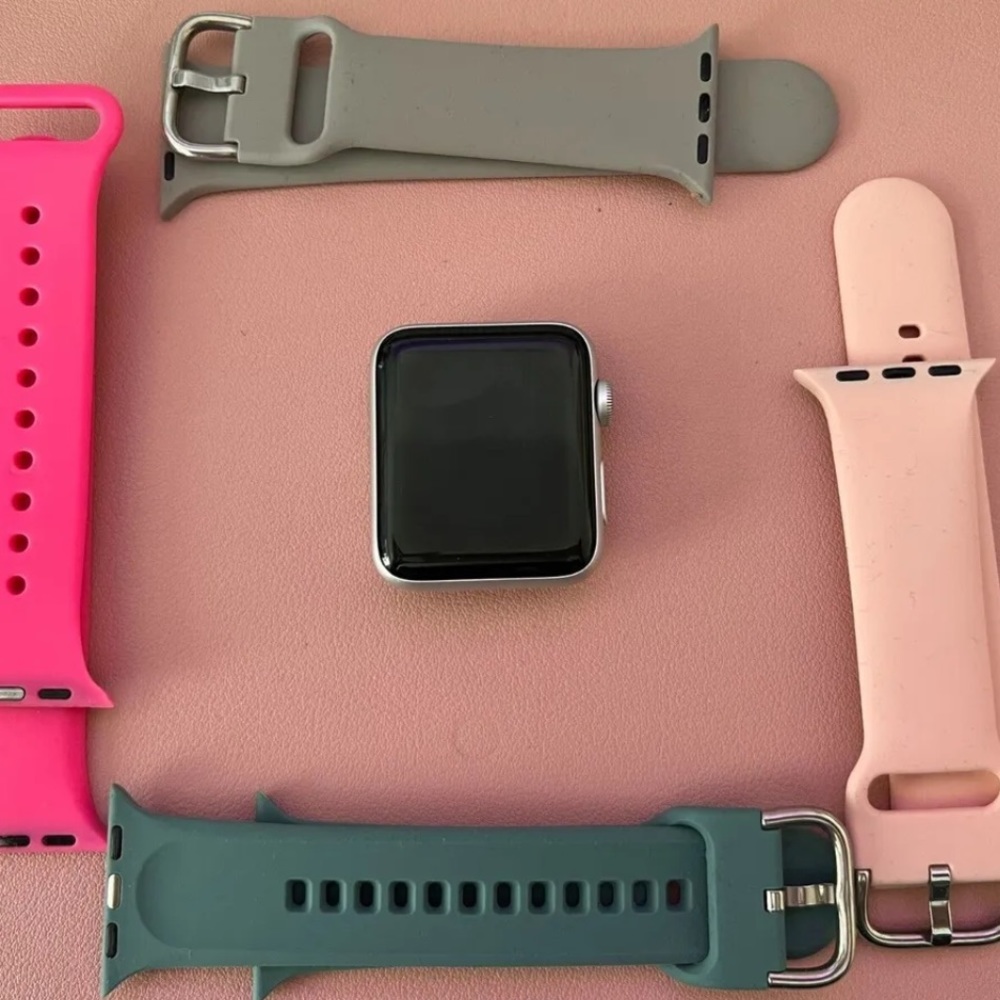 Apple Watch 3 series 42 mm. Four bands included